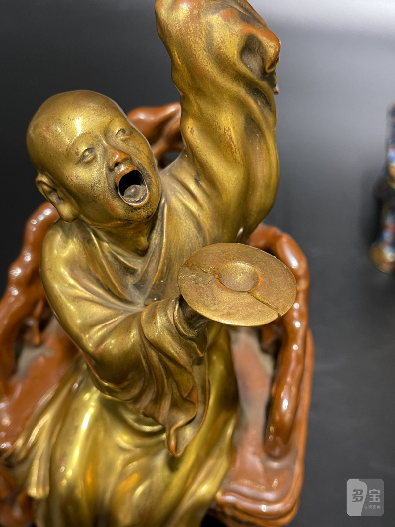 清乾隆 粉彩描金罗汉坐像一对 - 图11